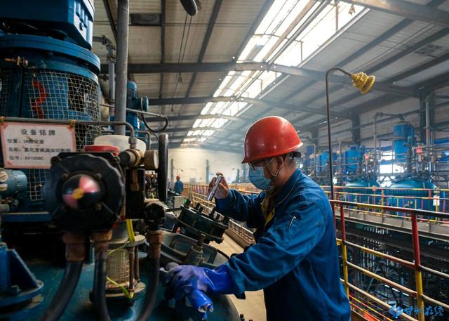 坚持两手抓 夺取双胜利