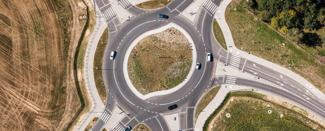 驶出环岛路口怎样使用灯光