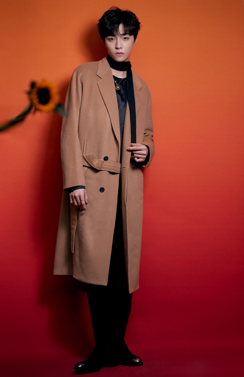 陈立农拍摄《小小红花》单曲写真曝光 温暖少年赠予你一束阳光