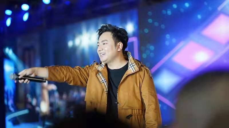 多位明星同台亮相川渝春晚,歌手海来阿木两首独唱成亮点