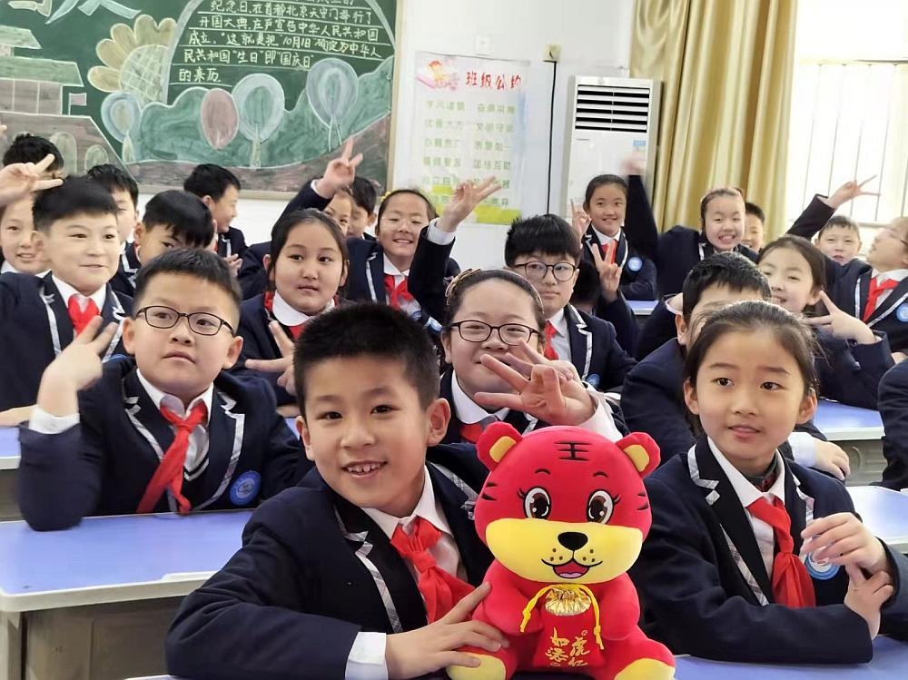 莒县第二实验小学举行以"逐梦新征程,奋进向未来"为主题的开学典礼暨