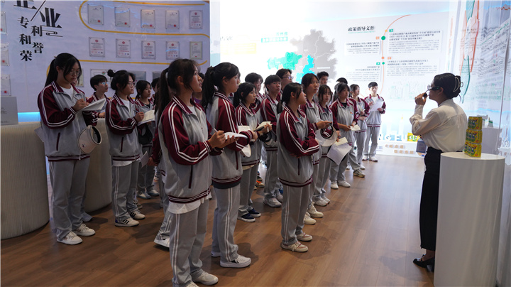 盘州市第七中学师生到中志浩刺梨工坊参观交流