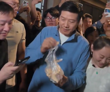 雷军现身盐城给粉丝发麦芽糖：边吃边发太接地气