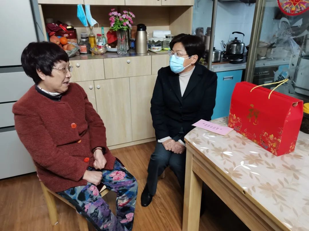 鄞州区人大常委会副主任,区计生协会会长吕红琴带队深入基层,走访慰问