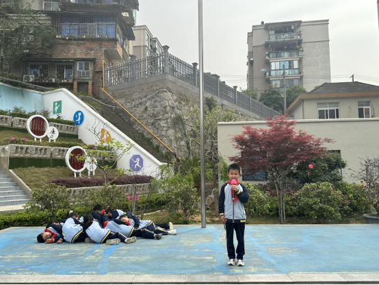 万寿桥小学举行防踩踏疏散演练