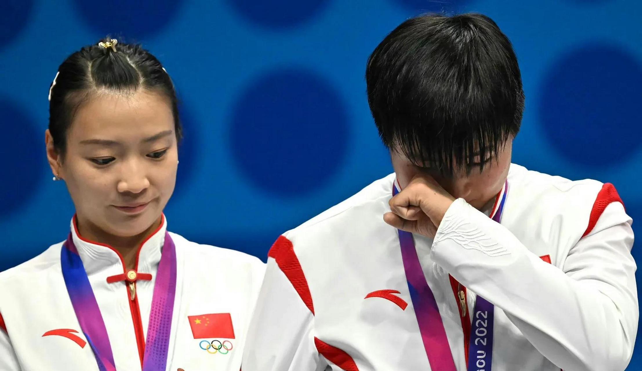 陈雨菲和何冰娇哭成了泪人!