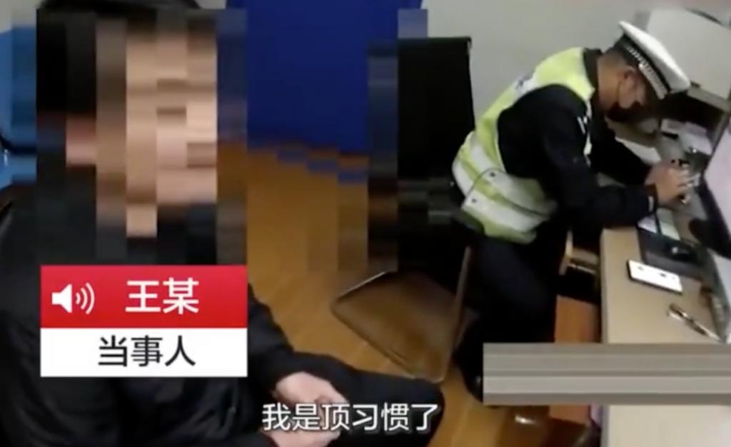骑车男子头顶茶杯"要治驼背",跟交警说