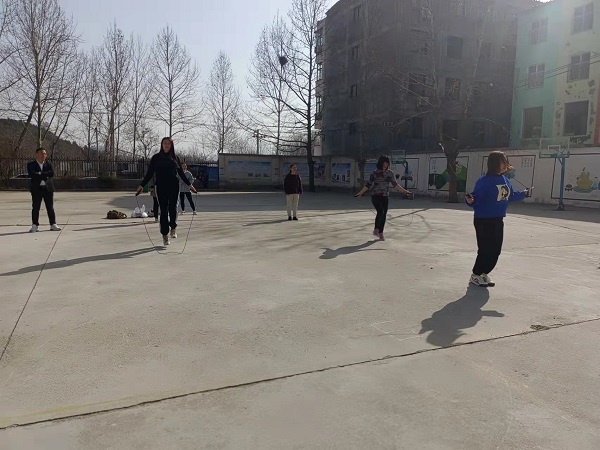 「徐庄镇中心小学」举行"温暖三月,展巾帼风采"庆三八趣味活动