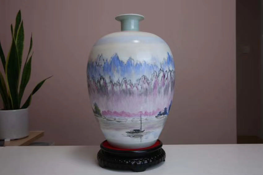 黄建南大师力作《祥瑞万象》釉上新彩瓶 巧夺天工,独具匠心