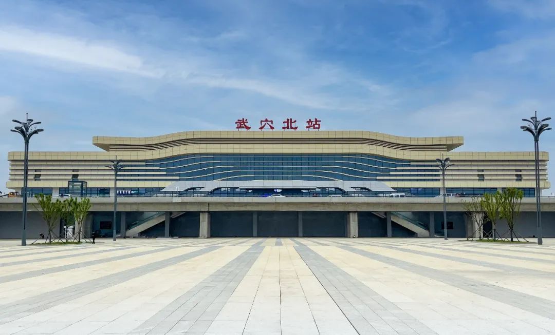 龙龙汕汕黄黄荆荆和全国最可爱的高铁一起解锁春天