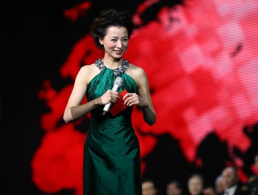 董卿再度无缘2021年春晚,小尼李思思携两位新人上位