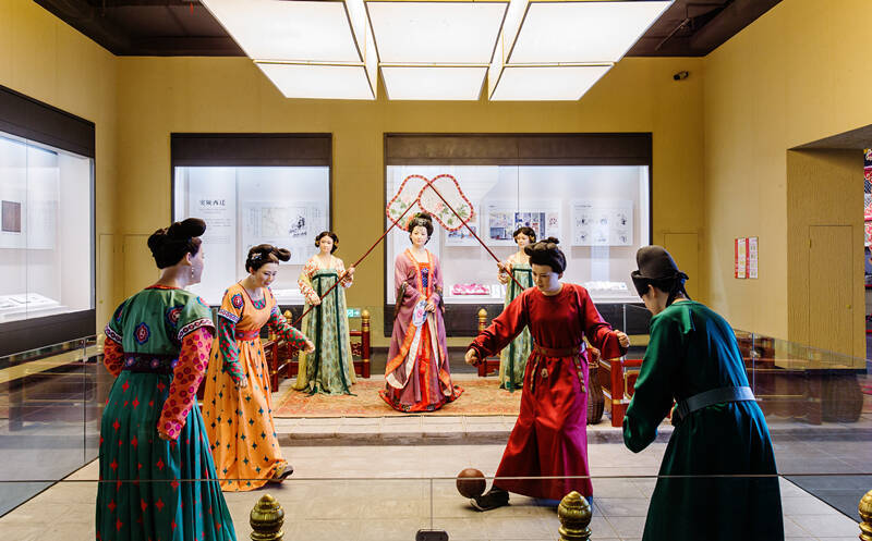 蹴鞠拥抱足球 临淄结缘世界