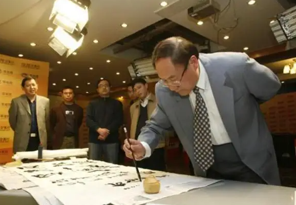 甘宇平:重庆市原副市长,54岁任副省长,退休后享受正部级待遇