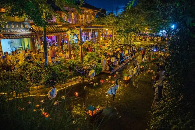 盏盏河灯照亮丽江古城中元夜