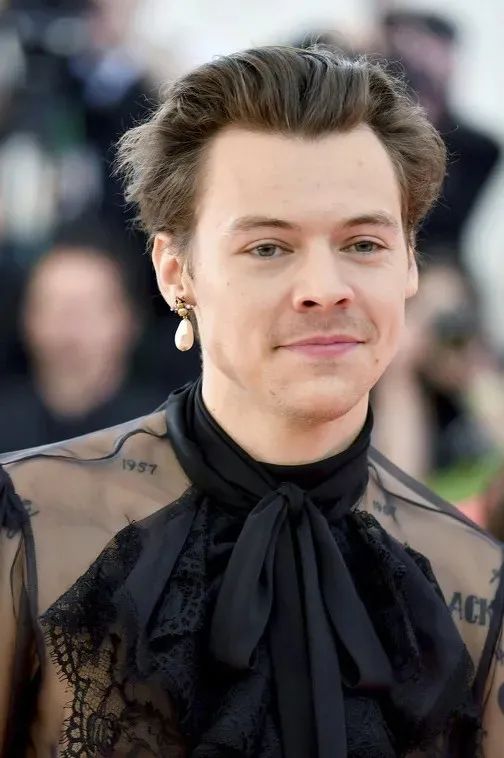 丁真亲证!论男孩子和耳环的完美兼容