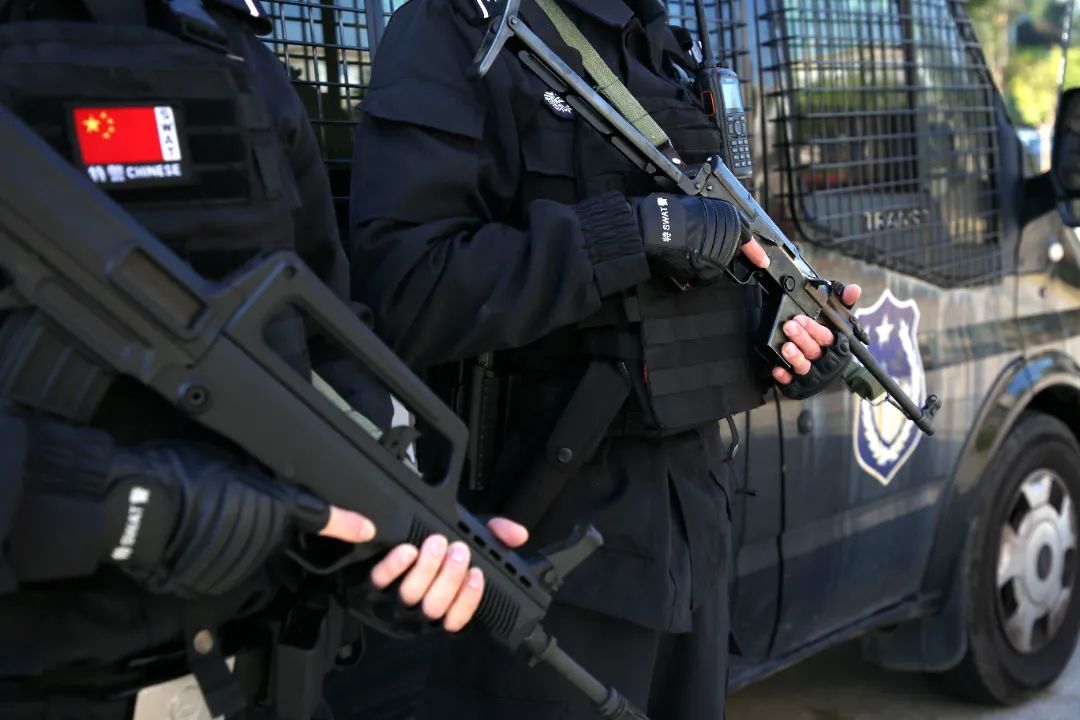 单警装备十分齐全,包括催泪喷射器,强光手电,警盾,手铐,对讲机,执法