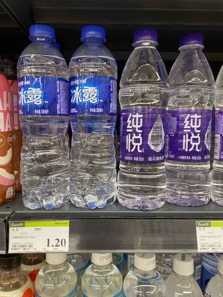 高温天,杭城街头还能买到1元瓶装水吗?小店店主:2元水卖得好