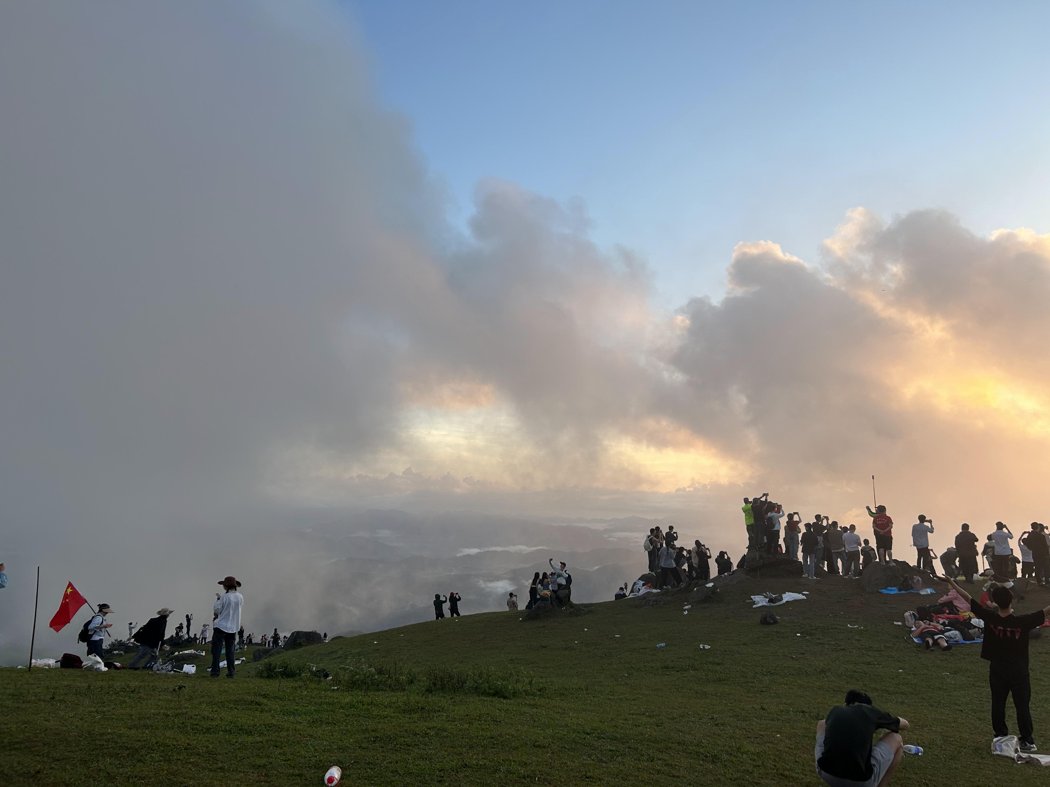 广西防城港哪里可以登山——望洲顶游玩攻略,蓝天碧草,天然山路