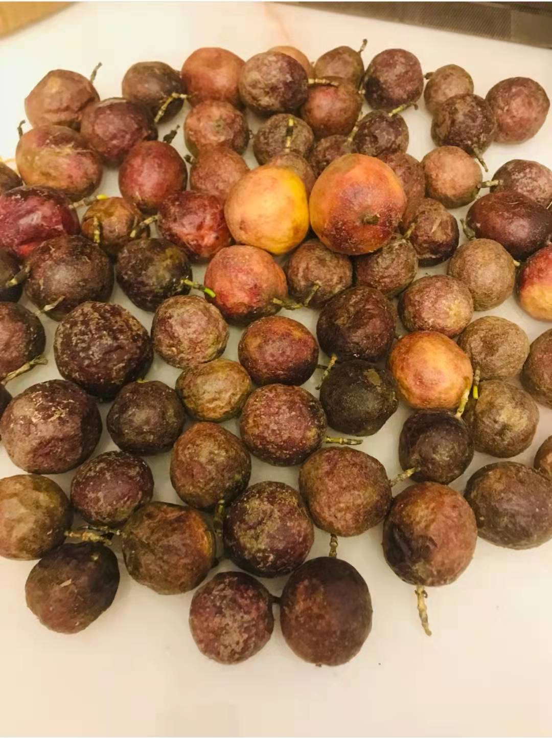 他逛超市,发现"干瘪的百香果",嫌弃地晒出相片,老饕:不识货