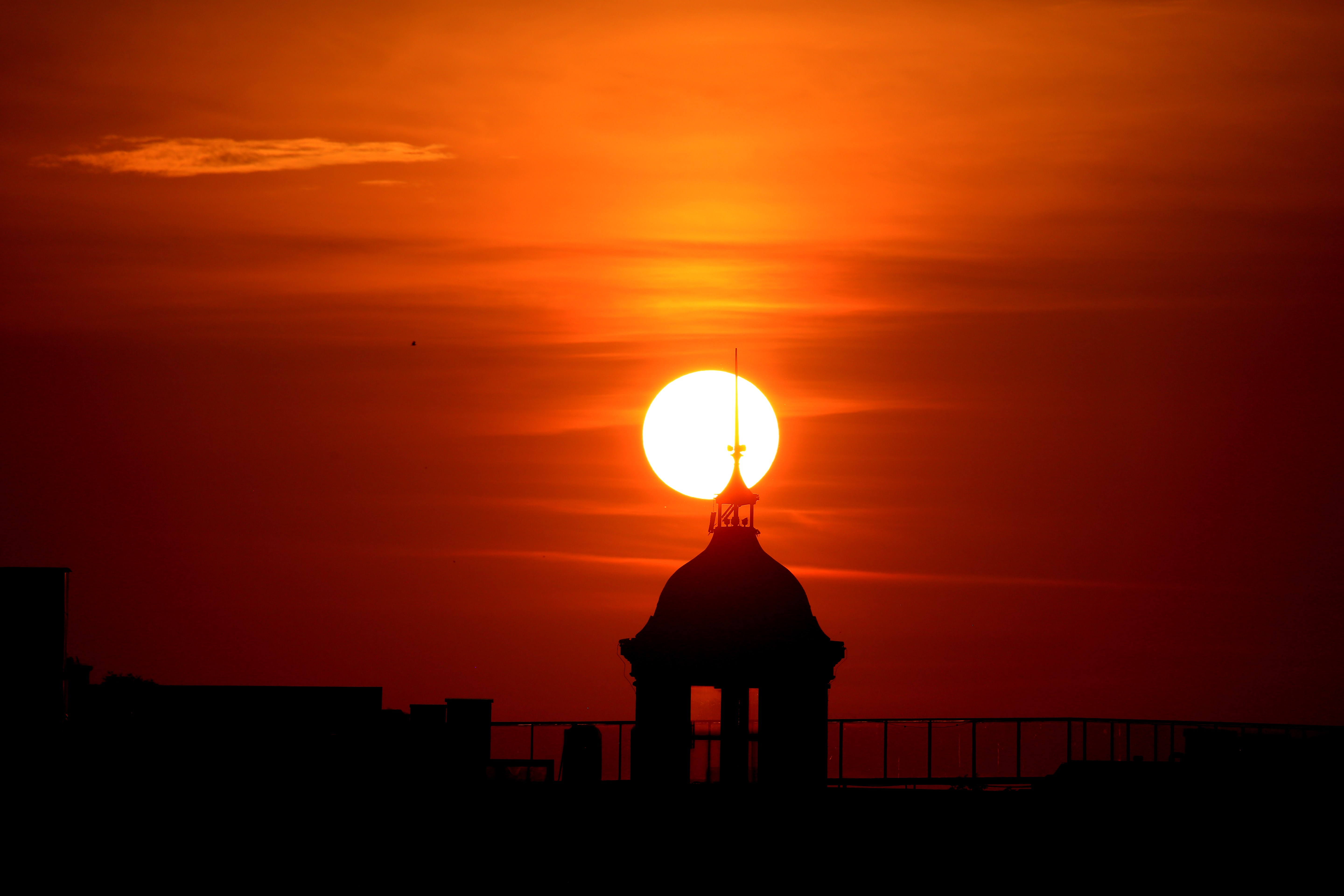 骄阳当空 霞光似火