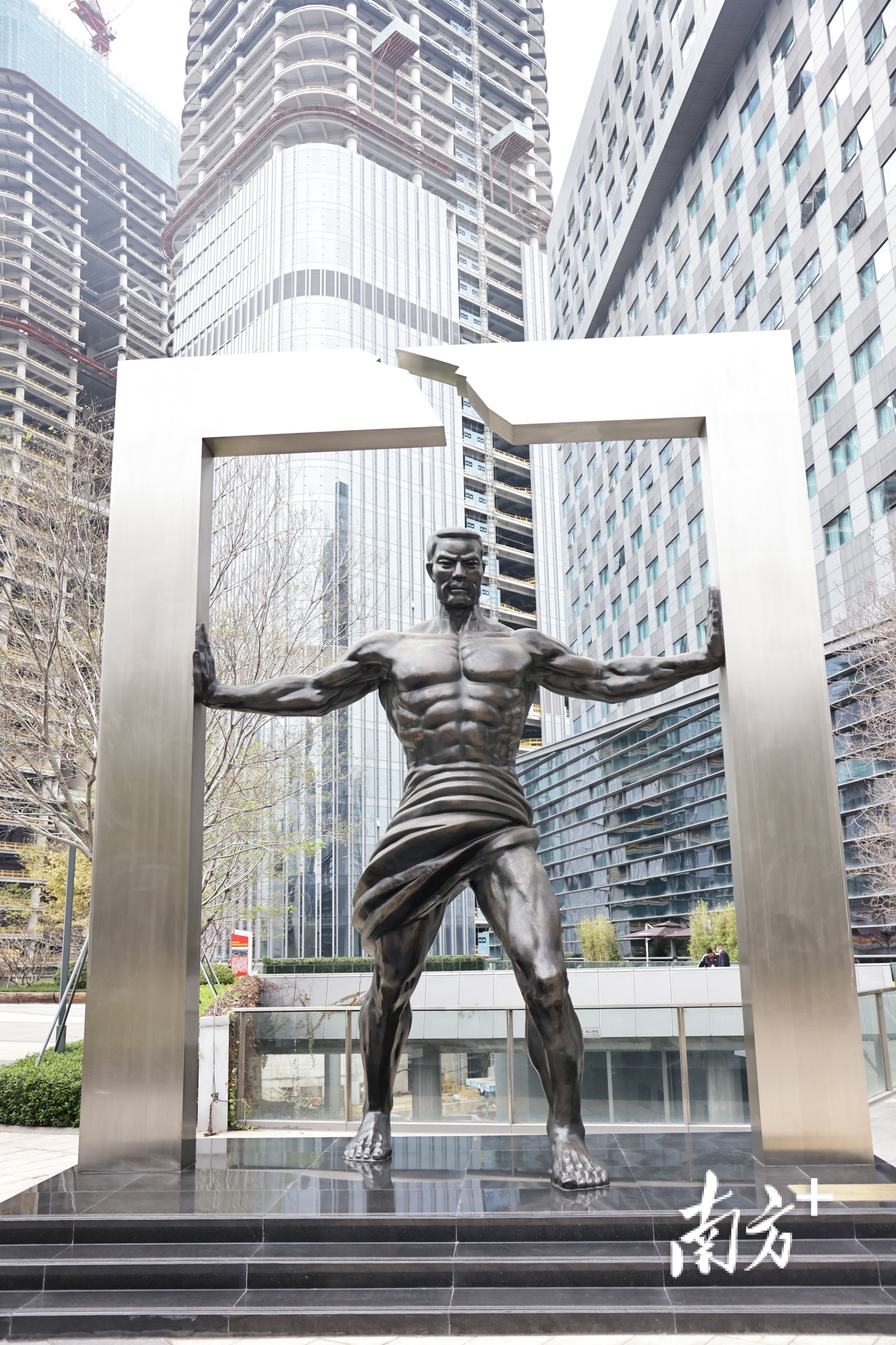 对话雕塑《闯》设计者郑建平:"敢闯敢创"就是深圳的城市气质|我的湾区