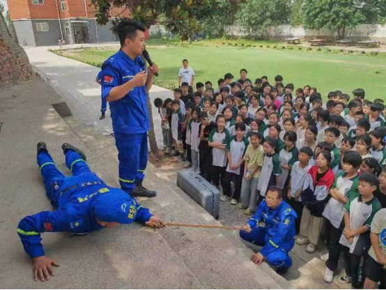 临颍蓝天救援队到三家店镇华严寺中学开展防溺水公益宣讲培训