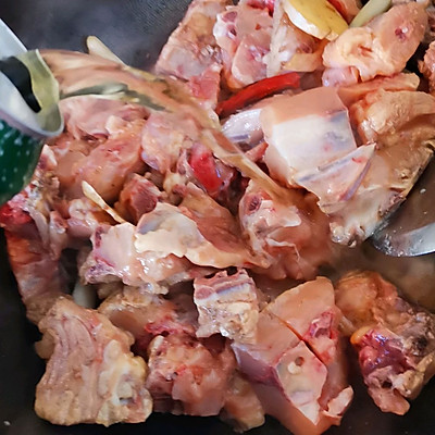 上桌前不被看好的辣炒鸡背,吃完却逆风翻盘