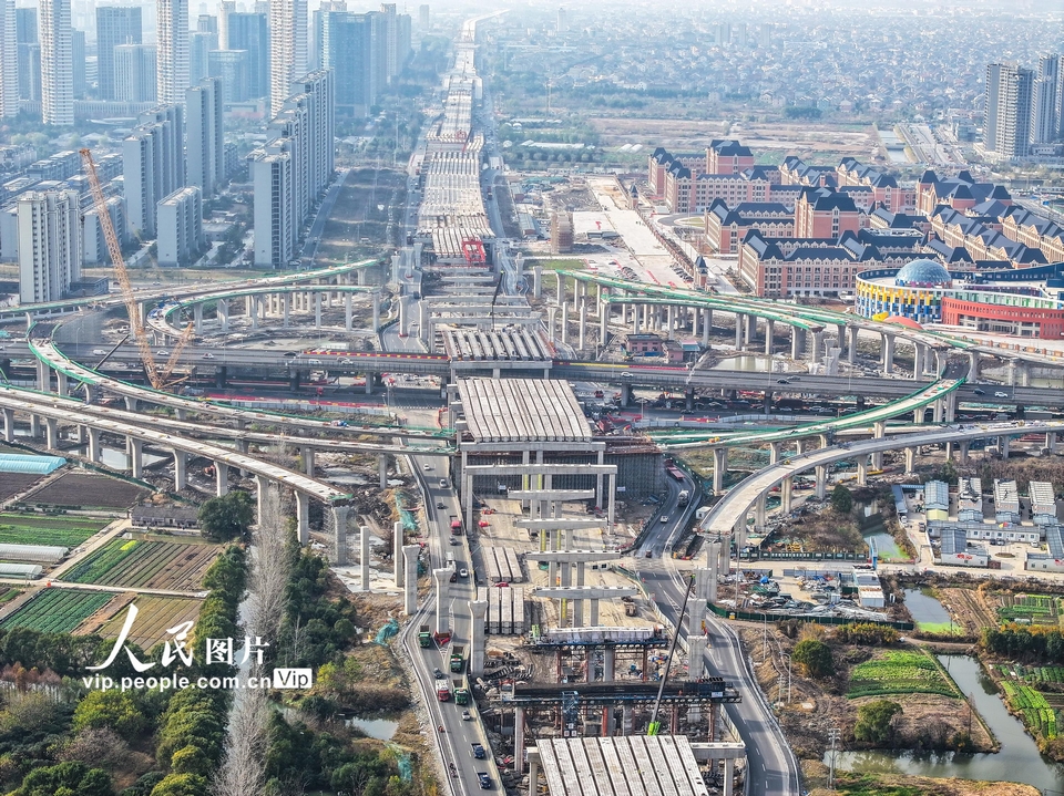 浙江慈溪:中横线跨胜陆高架钢梁箱架设顺利完成