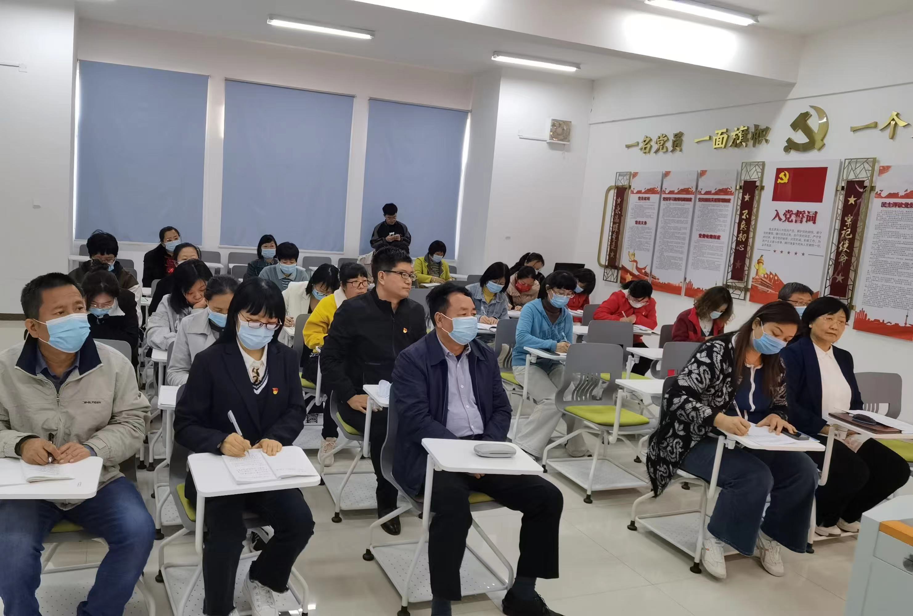 中共石家庄市华源实验学校第一党支部接收预备党员大会