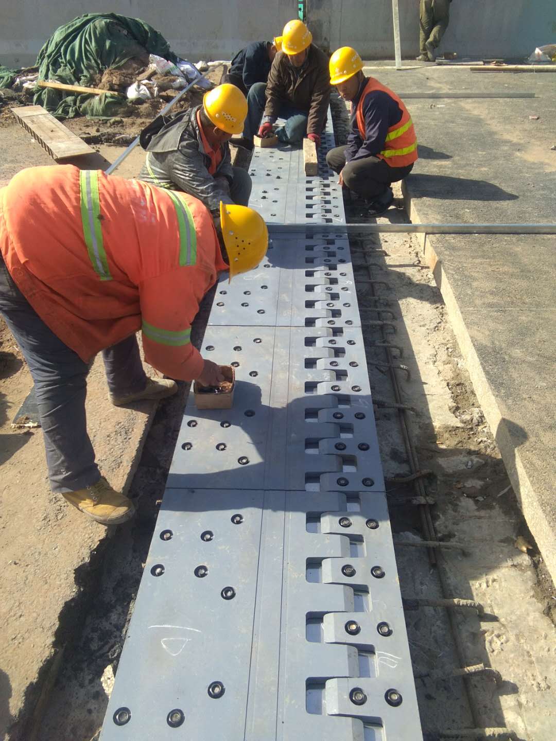 梳齿板伸缩缝安装完毕的注意事项