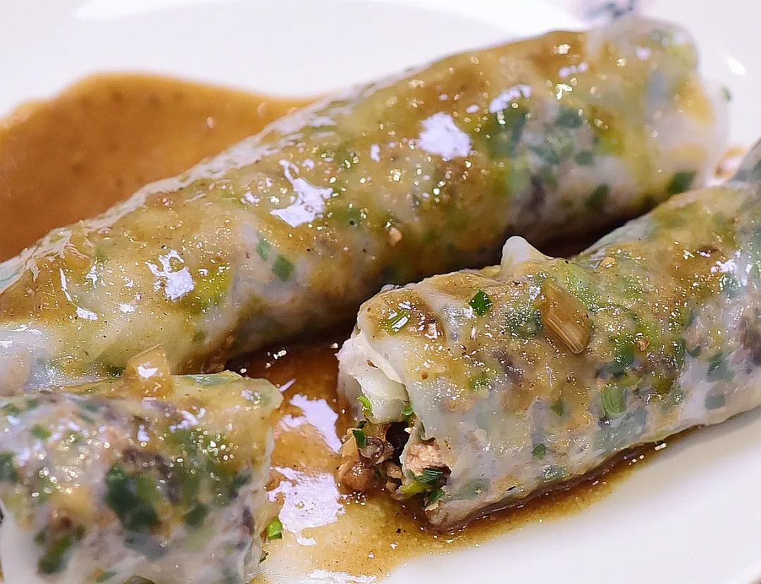 在各种清爽快捷的美食当中,卷馅粉可谓占了一席之地.