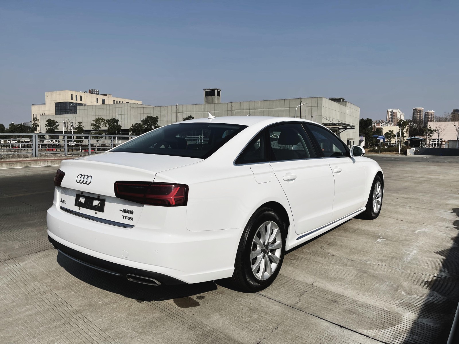 17年奥迪a6l 白色 精品二手车