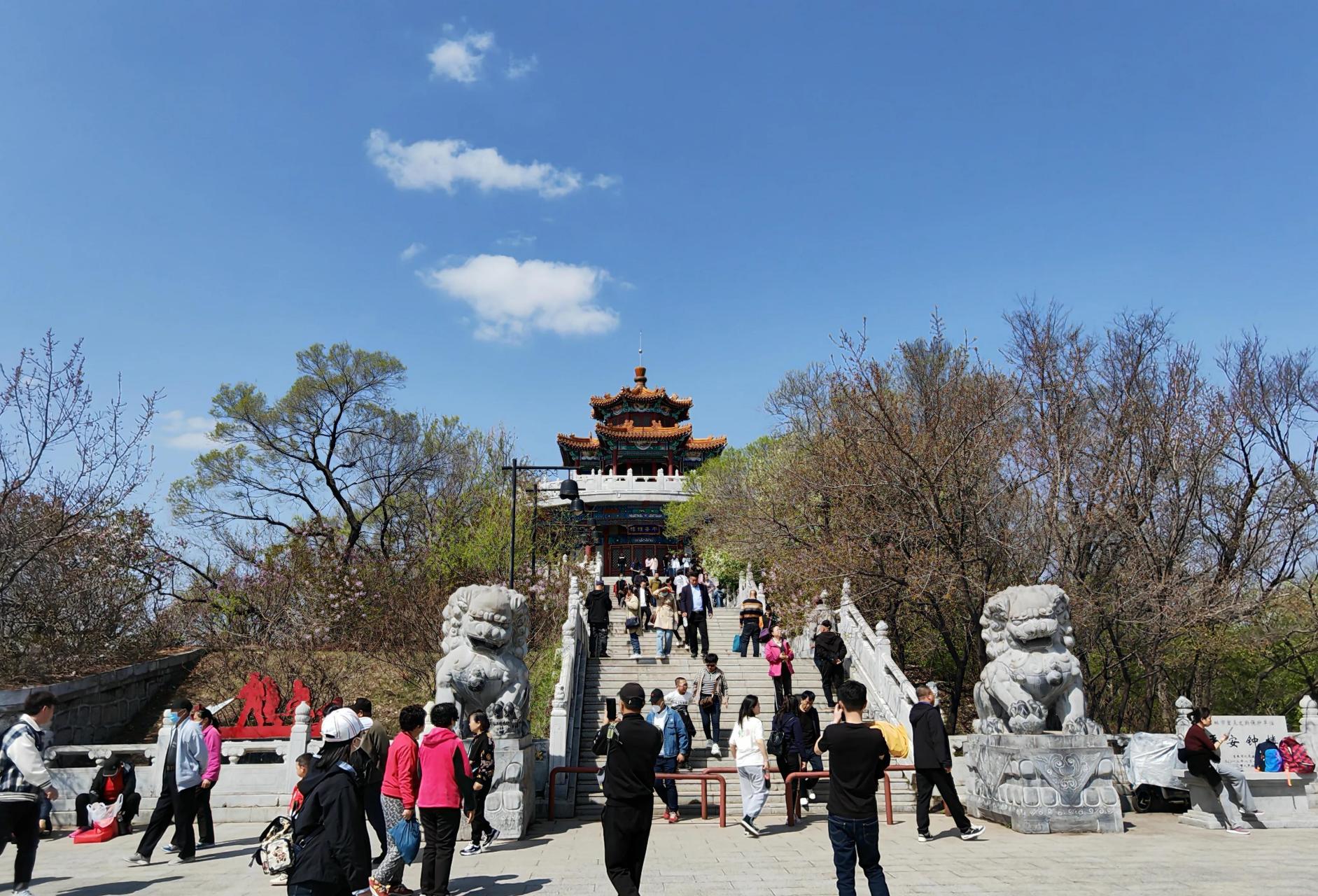 五一节,吉林北山公园为何人山人海?