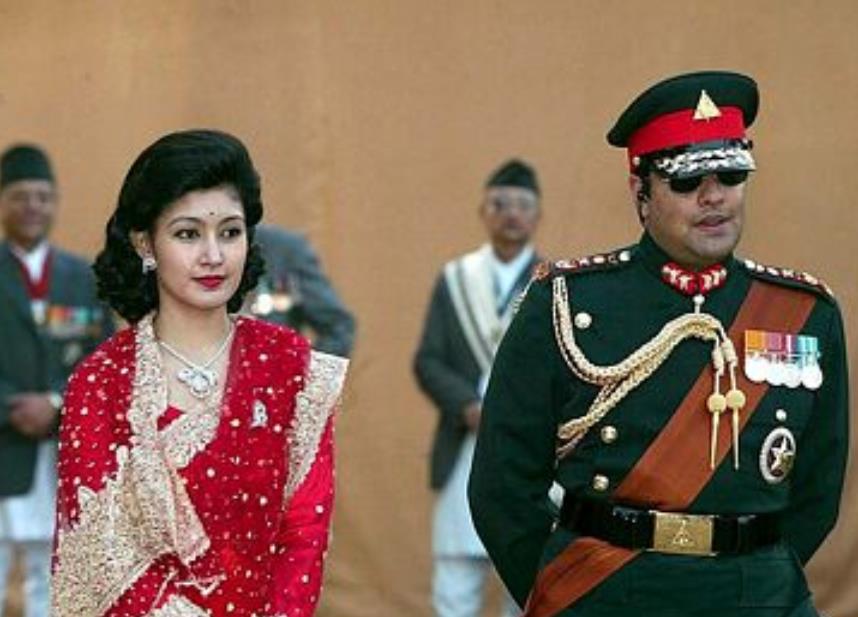 尼泊尔现任国王和王后图片