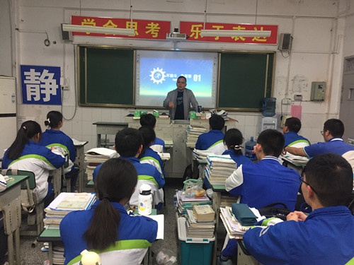 不负韶华,为梦而战——金雁中学蹲班行政进班为高三学子加油打气