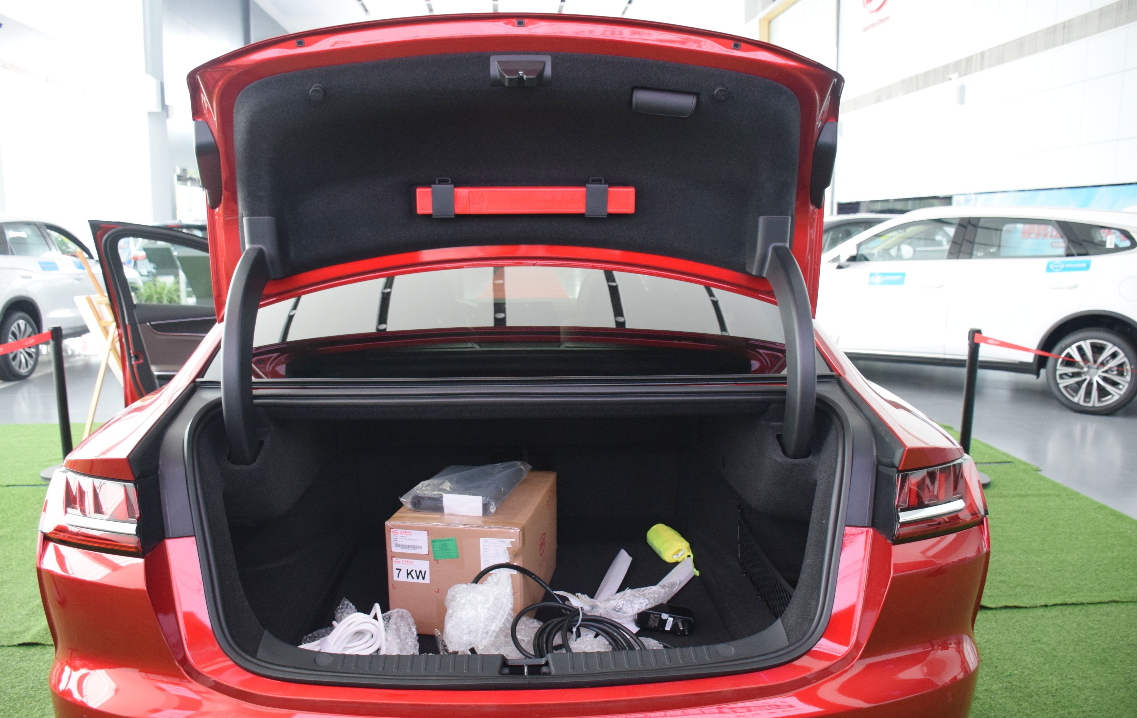 比亚迪后备箱怎么关闭