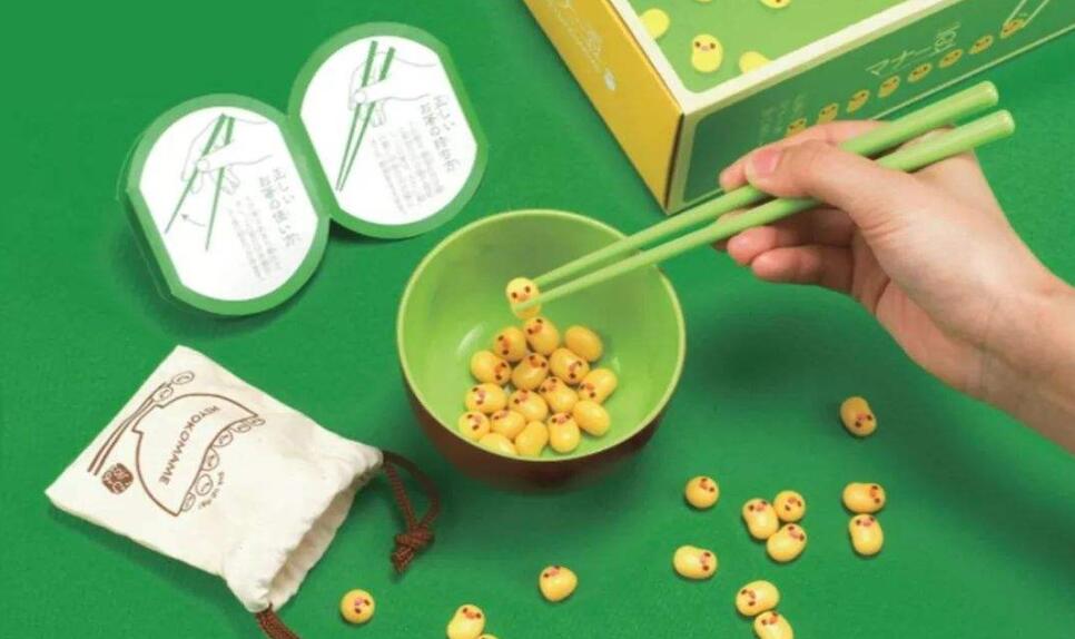 装上若干的积木或是豆子,让孩子用手指,勺子或者筷子夹进另一个容器中