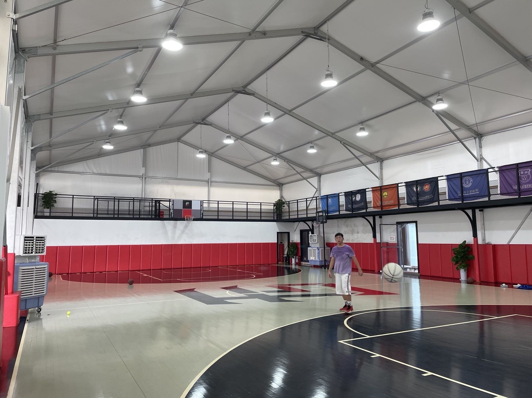 身边的个性化篷房篮球馆