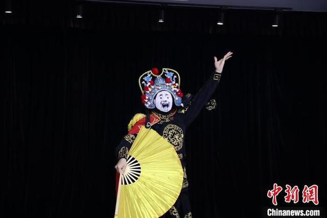 "00后"另类川剧变脸走红 流行"梗"受年轻人青睐