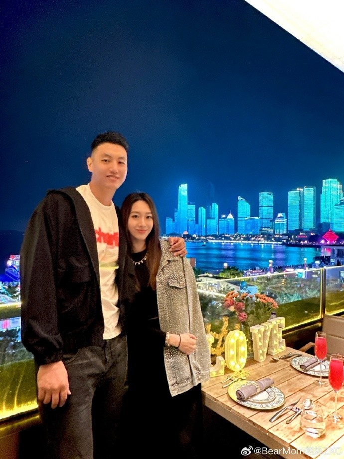 又撒狗粮了!翟晓川妻子晒二人的出游照