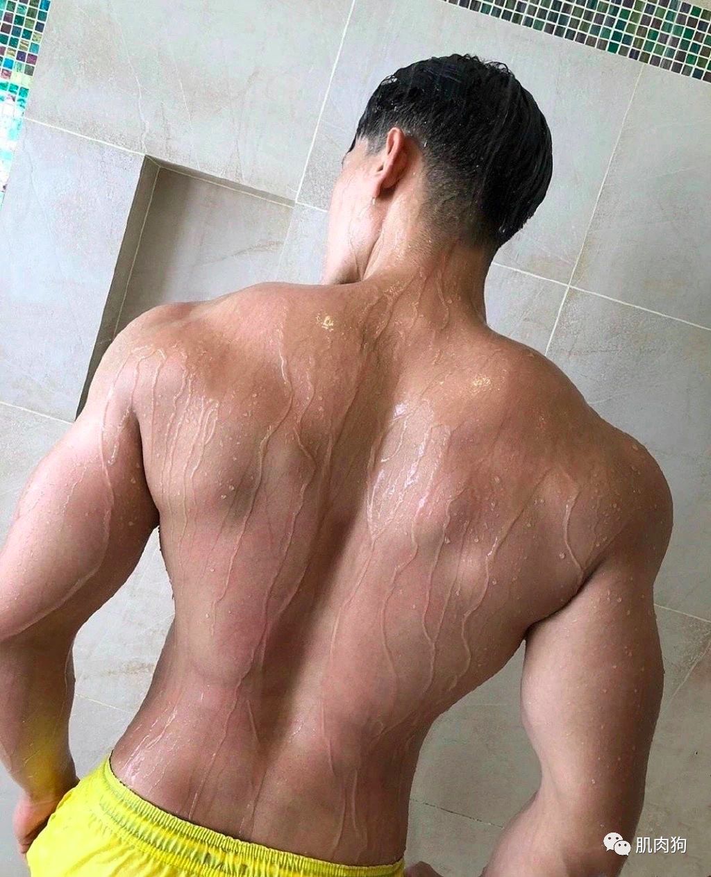 这张肌肉男背影照让网友不淡定了!