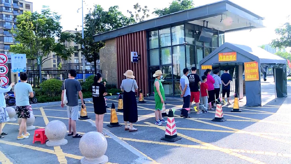 南京市江宁区禄口街道开展第二轮全员核酸检测 改进流程让采集更迅速