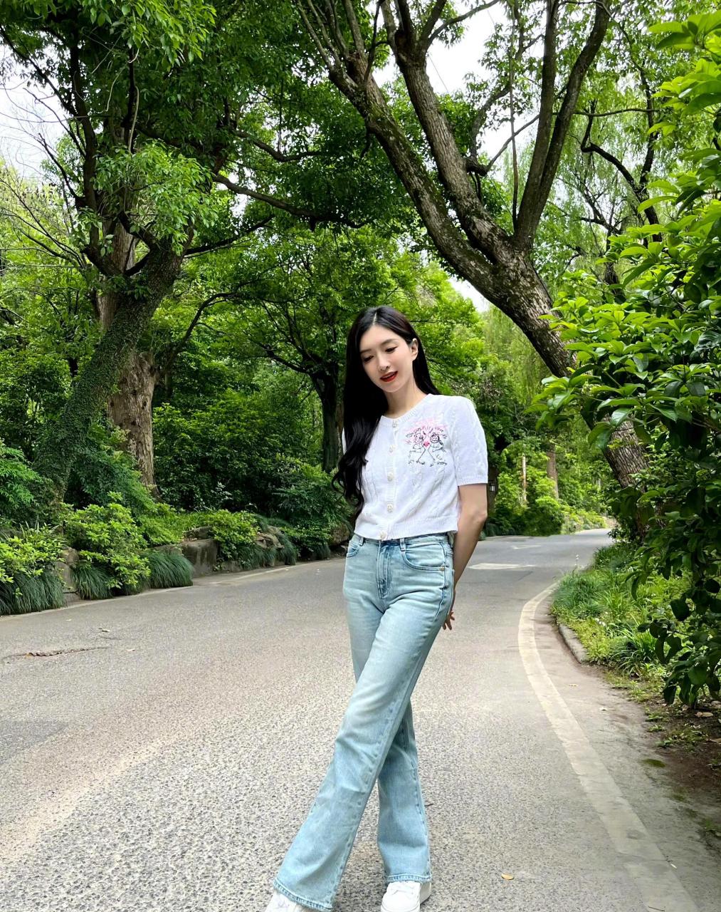 江疏影 气质女神江疏影,近日分享了一组图片.