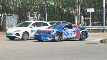 年轻人的跑车梦成真！腾势首款跑车街头亮相：动力外观媲美911