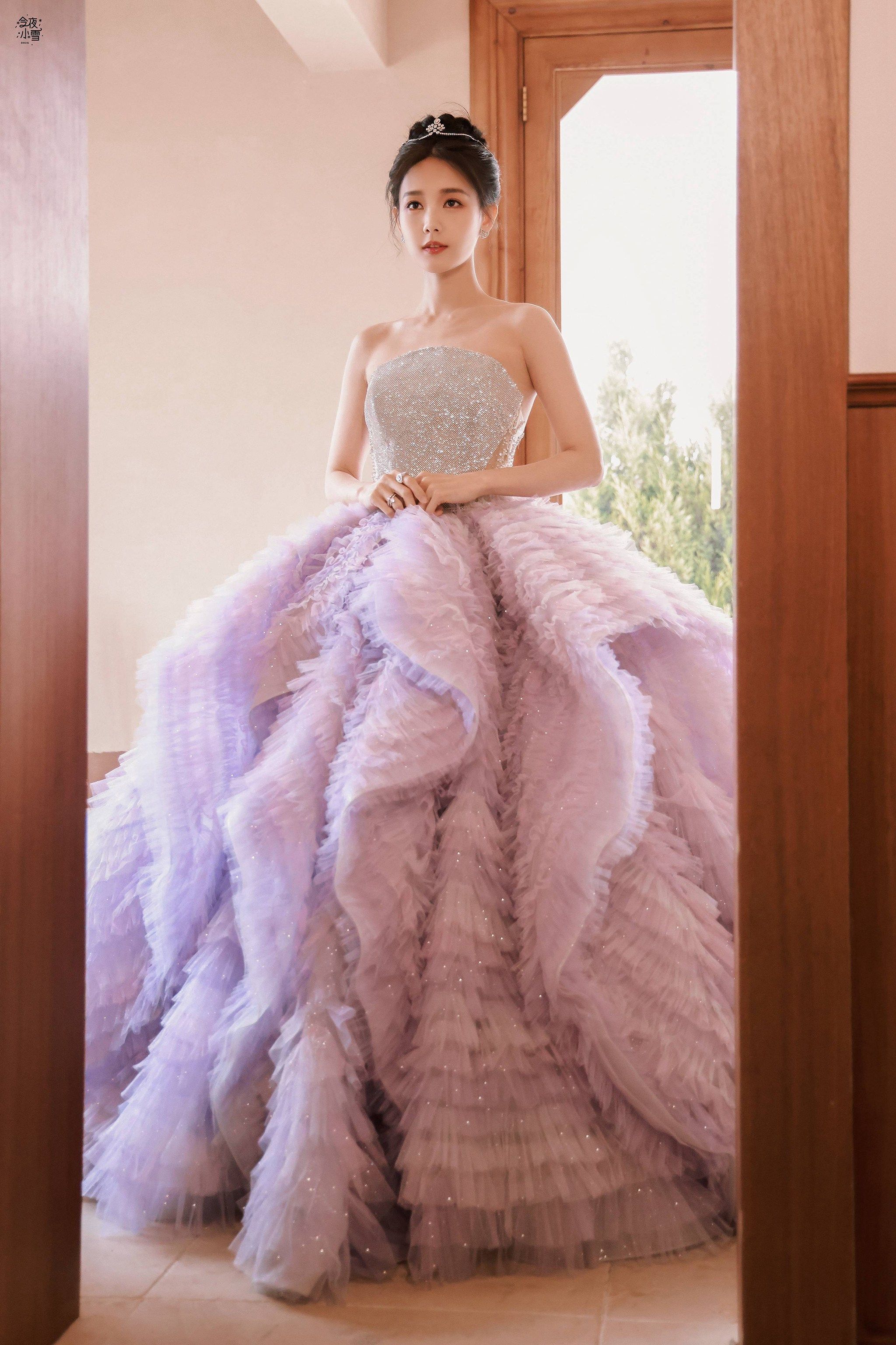 李一桐紫色拖地长裙时尚写真