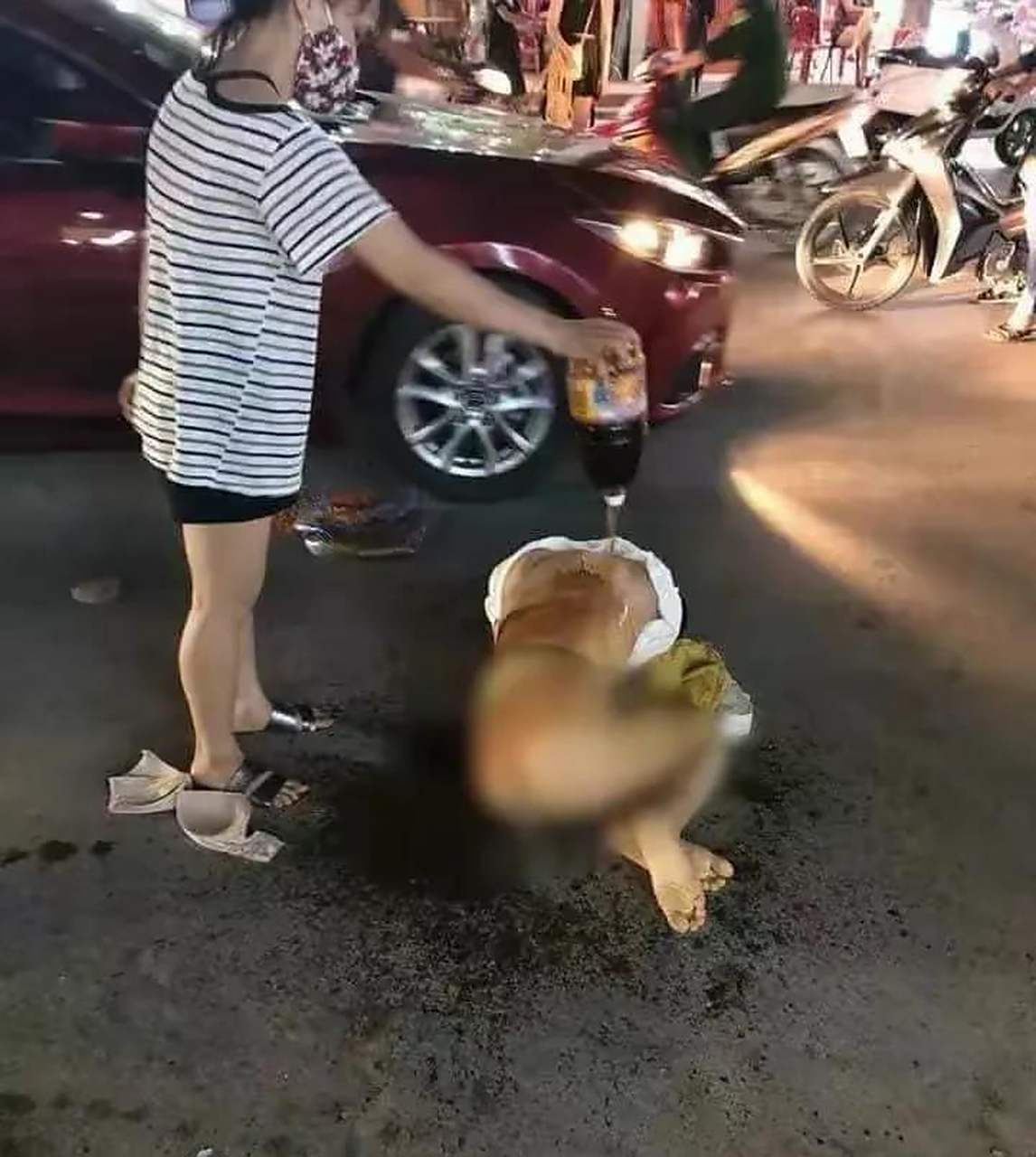 暴打小三的方式太让人震惊了,引起了社会关注与热议,小三被打浑身疤痕