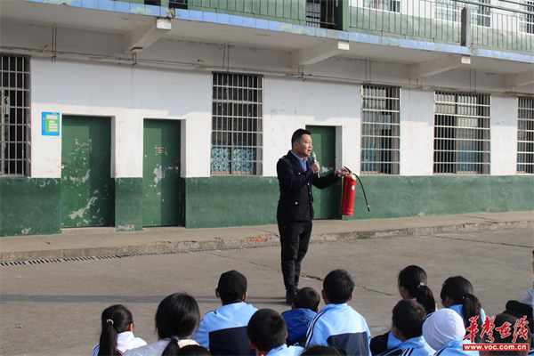 谢林港镇中心学校:消防演练鸣警钟,安全防线不放松