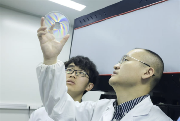 中国再破卡脖子技术！一片玻璃能装下2.5万部高清电影 数据存10万年