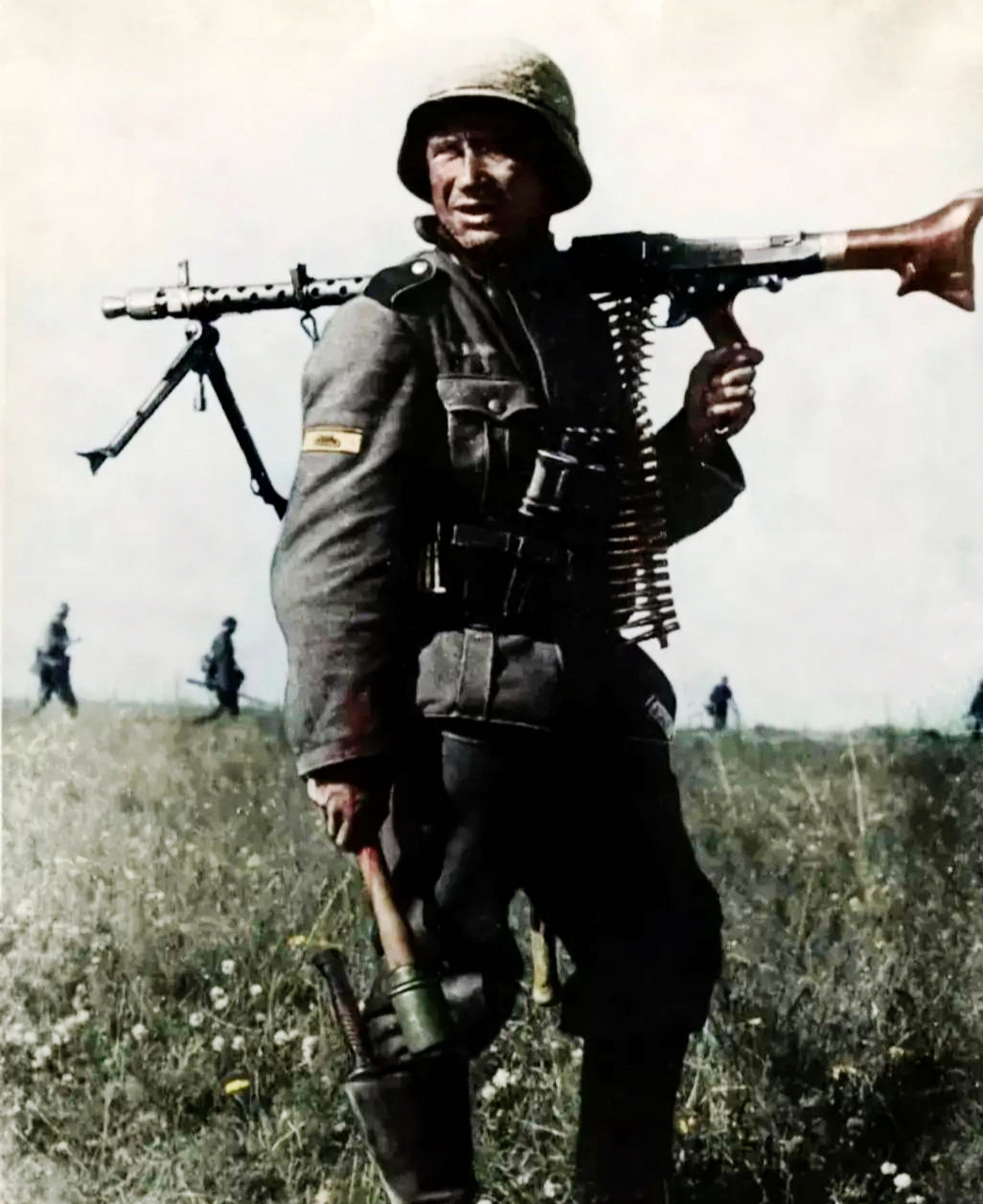 1943年,苏联奥廖尔地区激战结束后,这名德国机枪手从阵地上走出来,他