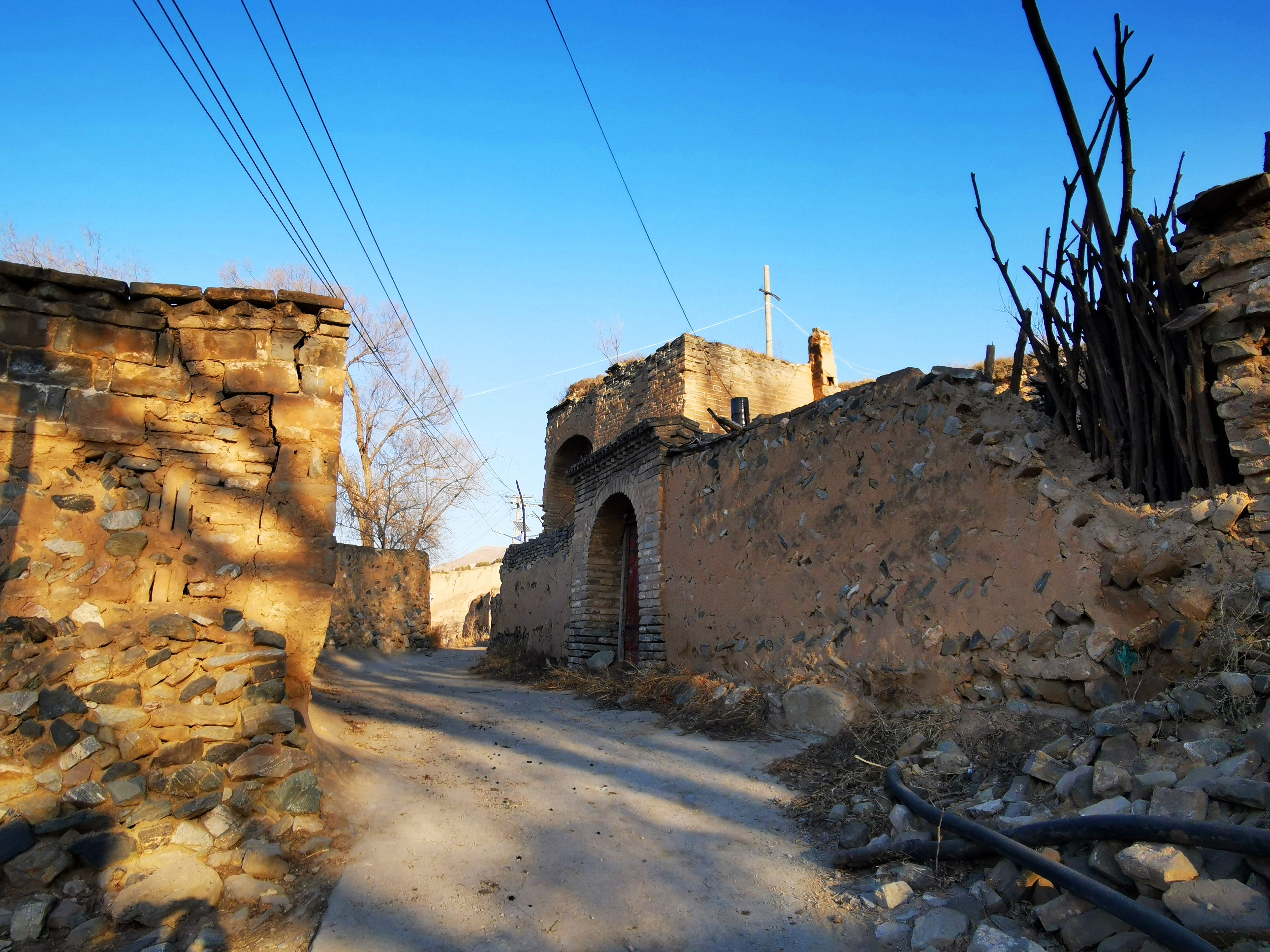 新广武村,一座古长城脚下的屯兵城堡,有"金斗银簸箕"之称